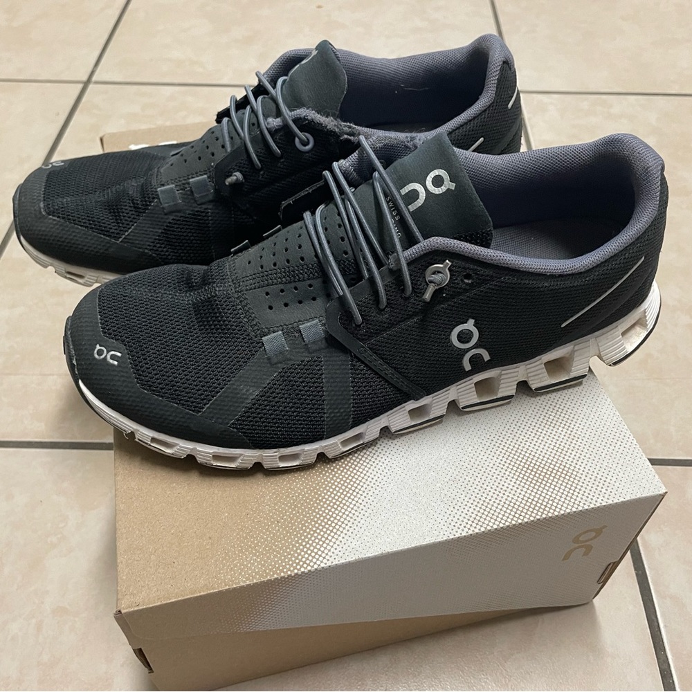 On Cloud Black sneakers, Womens Sz 9